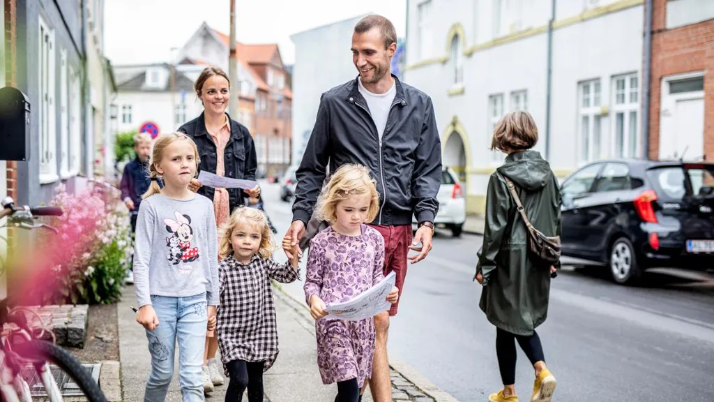 En familie med børn går med skattekort fra Skattejagten Odder Rundt