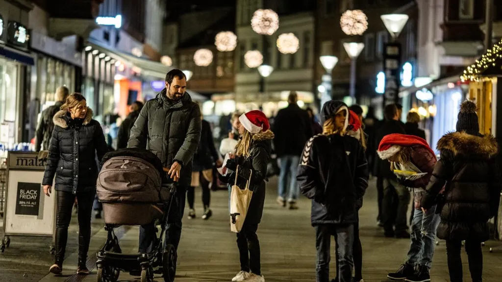 Julelys og mennesker på på Rosensgade i Odder en aften til Black Friday