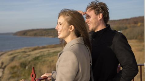 Et par nyder udsigten fra balkonen på Træskohage Fyr