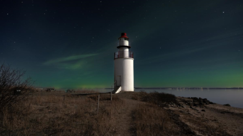 Træskohage Fyr om natten med nordlys i baggrunden