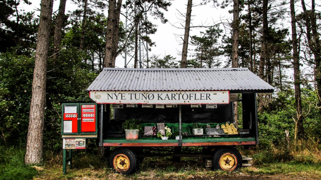 A vegetable stand at the front of Tunø with new potatoes