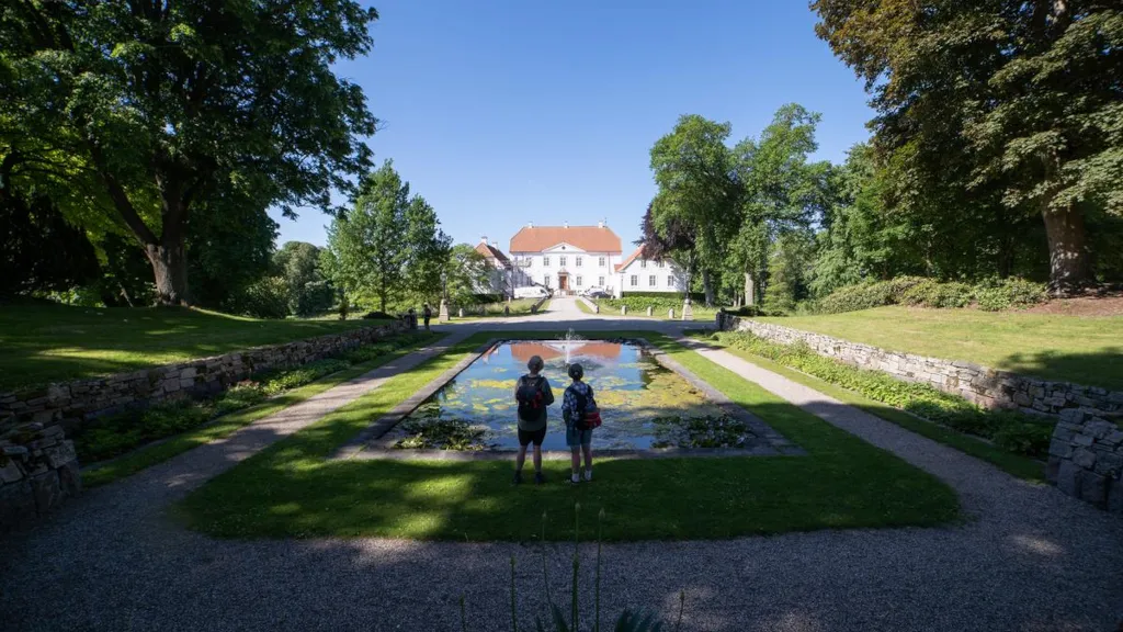 Two men are looking at Palsgaard Castle from Palsgaard Castle Park