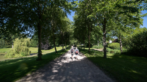 To mænd går på sti gennem Palsgaard Slotspark