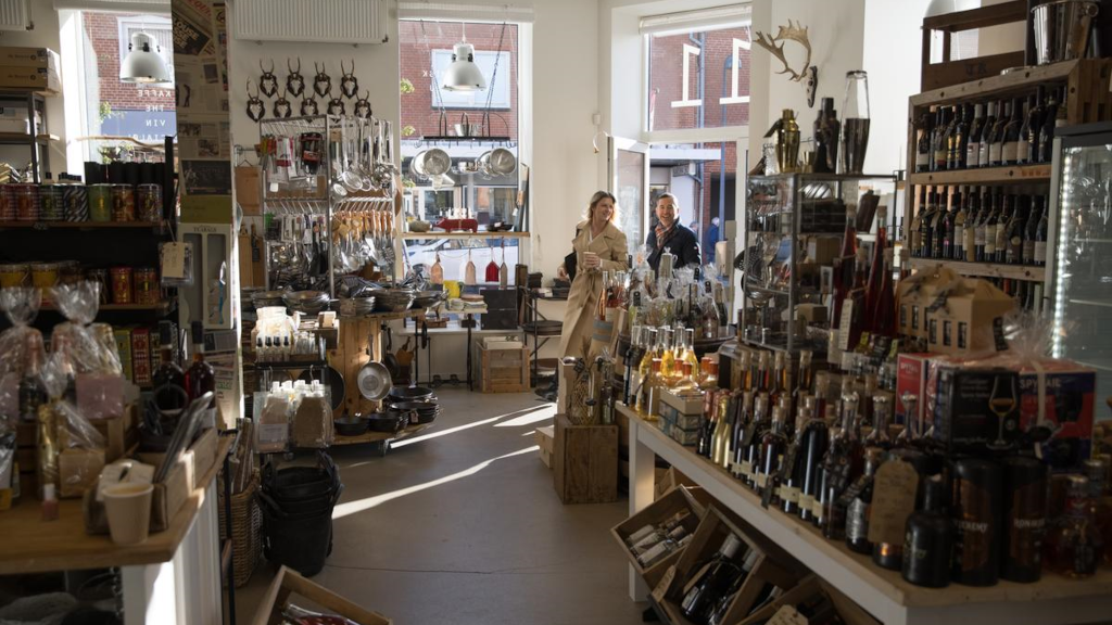 Ein Paar betritt das Geschäft Fru Skov