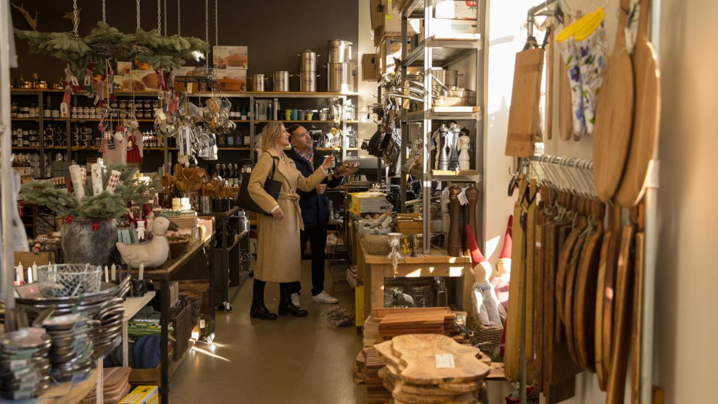 A couple is looking at kitchen items in the store Fru Skov