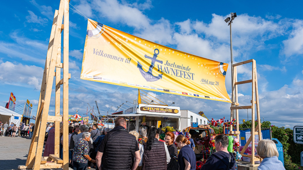 Mange mennesker går gennem indgangen til Juelsminde Havnefest