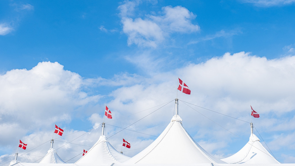 Dannebrog flag på toppen af teltet til Juelsminde Havnefest