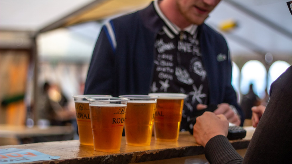 Fadøl står på en bardisk til Juelsminde Havnefest