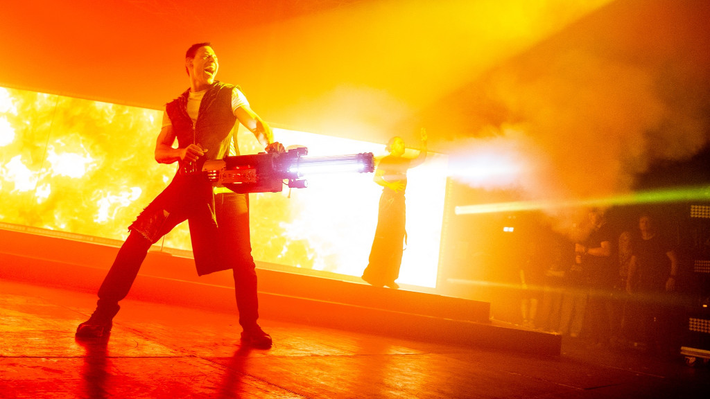 Paw Lagermann med kunstig kanon på scenen til koncert med Infernal
