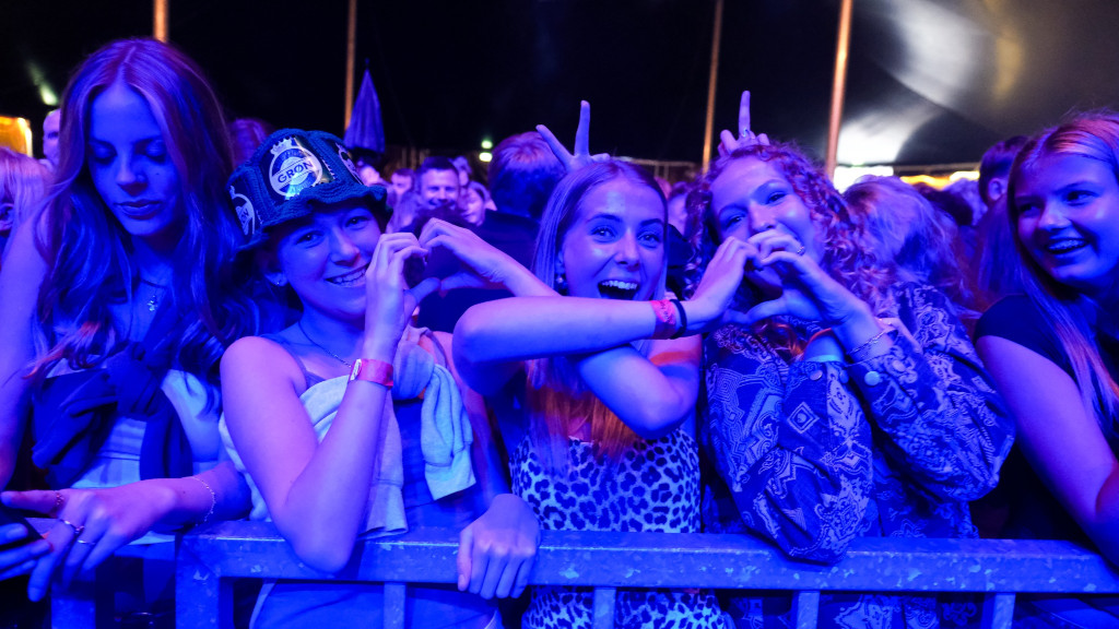 Piger blandt publikum til koncert ved Juelsminde Havnefest