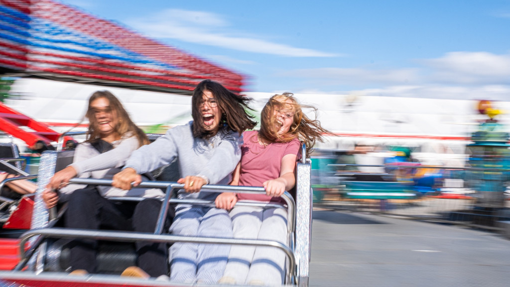 Piger snurrer rundt i forlystelse til Juelsminde Havnefest