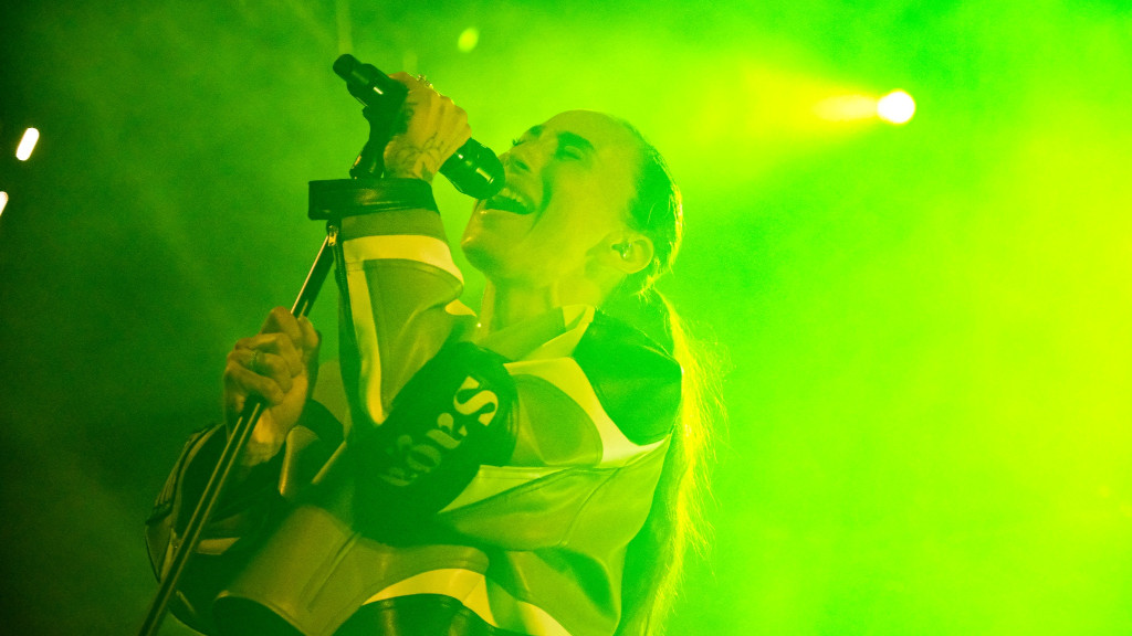 Medina synger på scenen til Juelsminde Havnefest