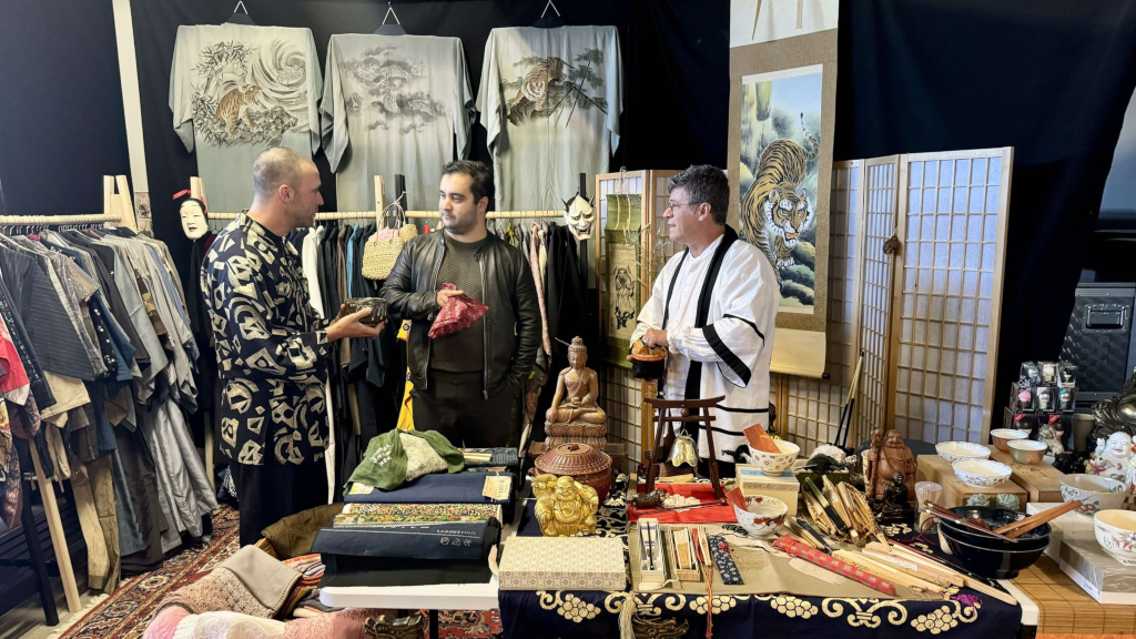 Drei Männer stehen an einem Stand auf dem Habengut-Markt im Gefängnis