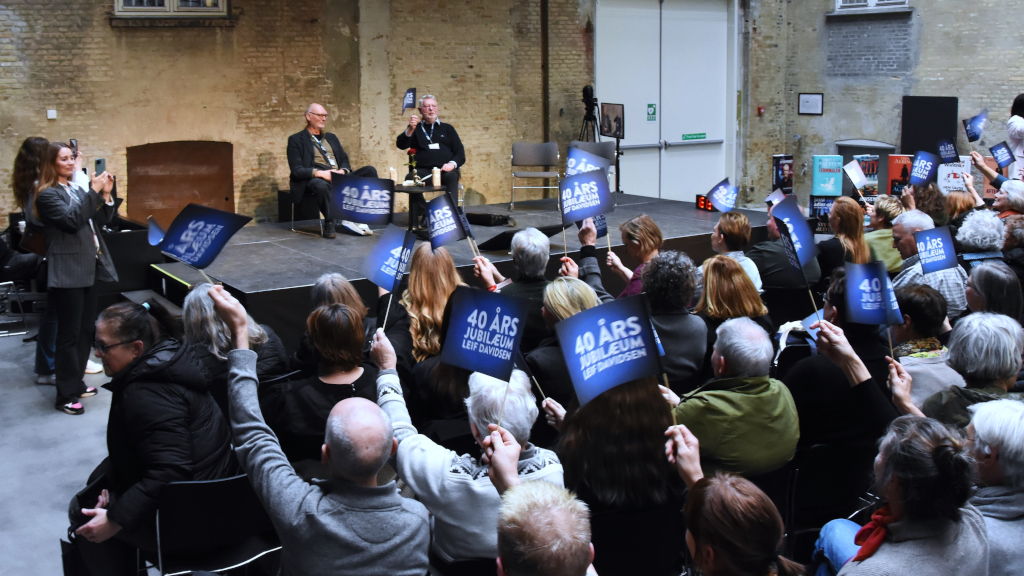 Leif Davidsen is celebrated by the audience for his 40th anniversary at the Crime Festival