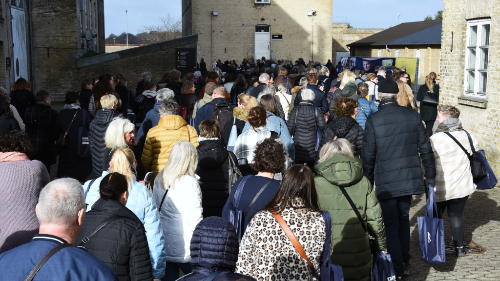 Many people walk in the prison yard at the crime festival Krimimessen
