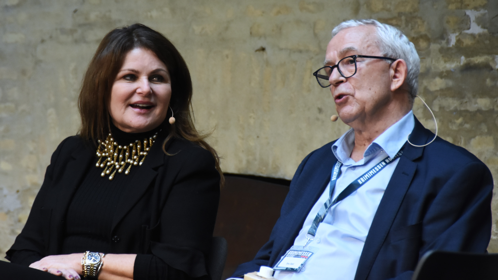 Sara Blædel and Ove Dahl give a lecture at Krimimessen in Horsens