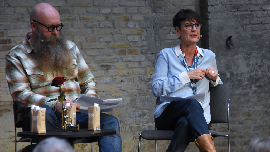 Janni Pedersen and Carsten Norton give a lecture at the crime festival in Horsens