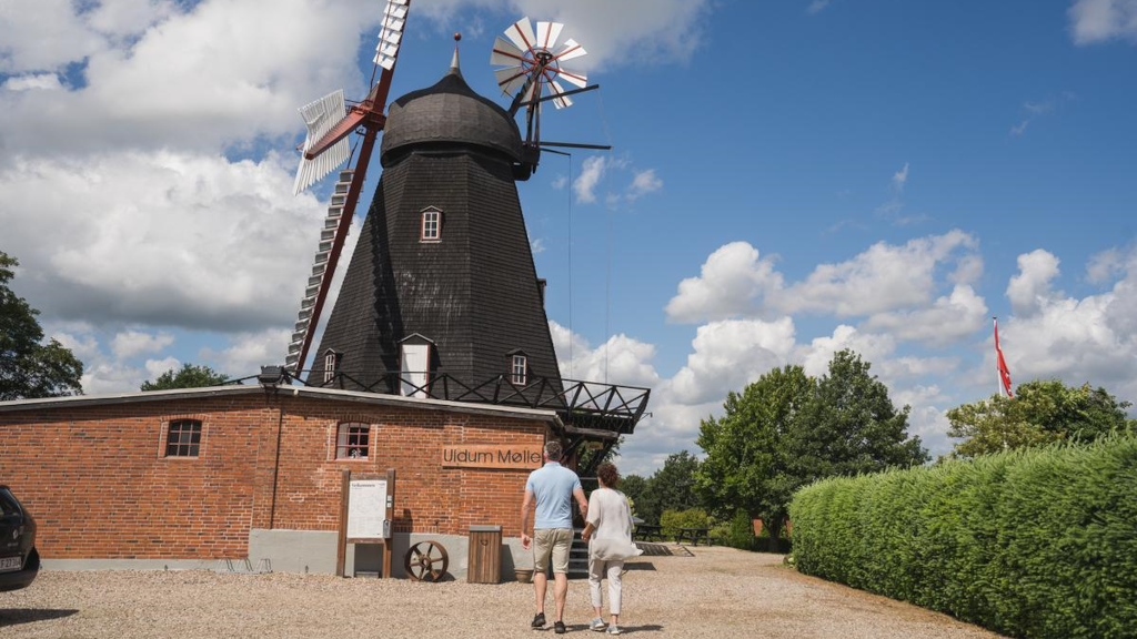 A couple walks towards the entrance at Uldum Mill