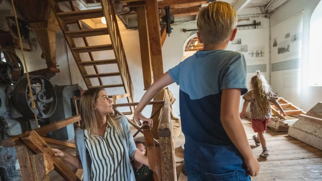 Familie går op ad trappeopgang i Odder Museum