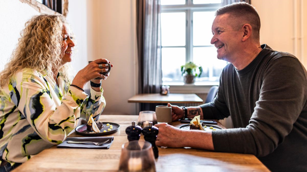 A couple is eating at Brasseriet FÆNGSLET and looking at each other