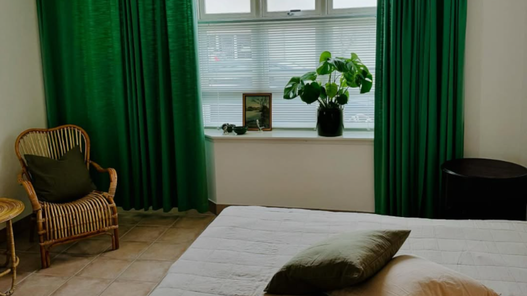 Bedroom with green curtains at Bo Bedst