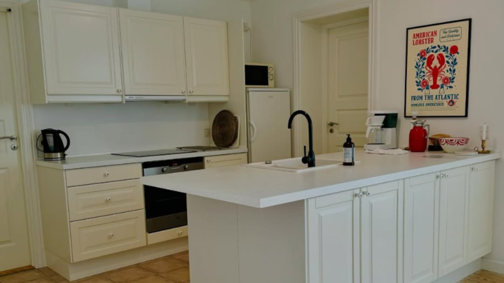 A kitchen in an apartment at Bo Bedst
