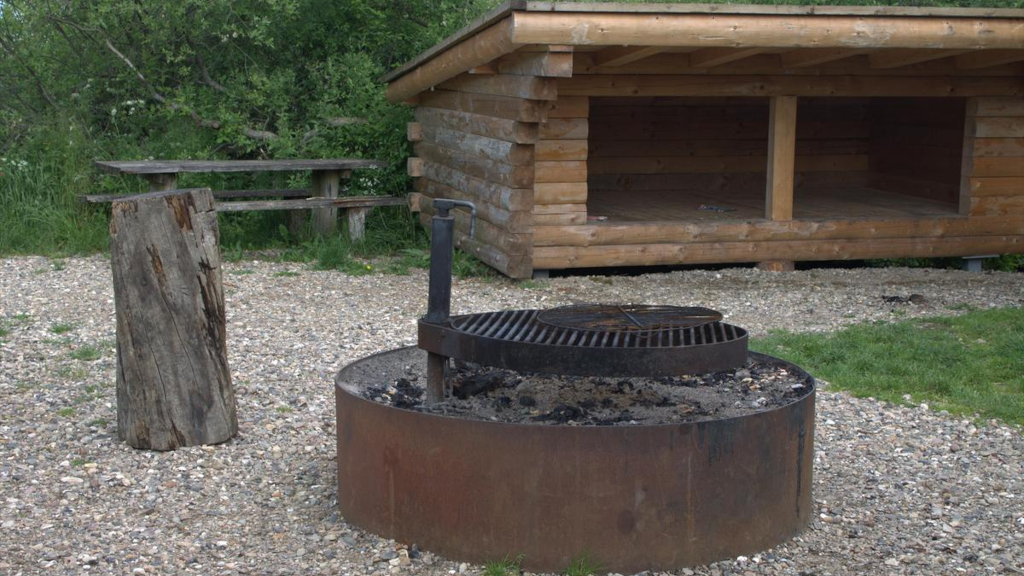 Shelter, bench, and fire pit at Uldum Kær
