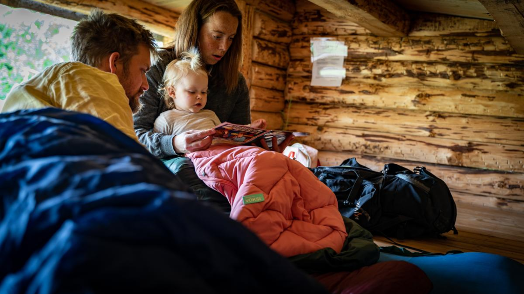 A family with a little girl in a shelter in Eventyrskoven
