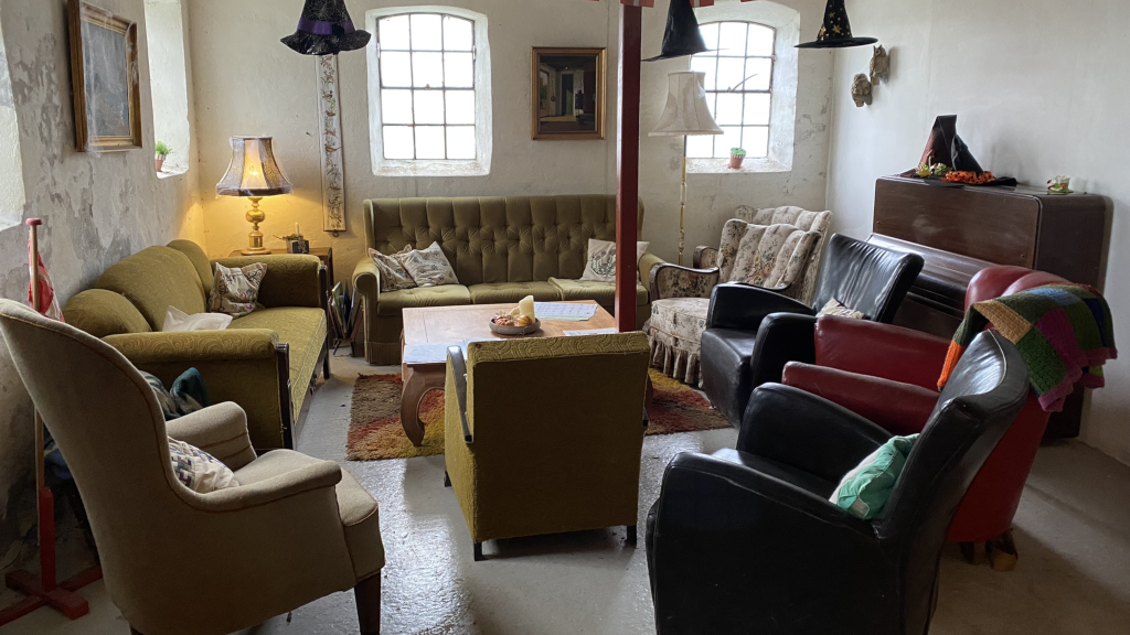 Sofas and armchairs in the Fairytale Room in Eventyrskoven