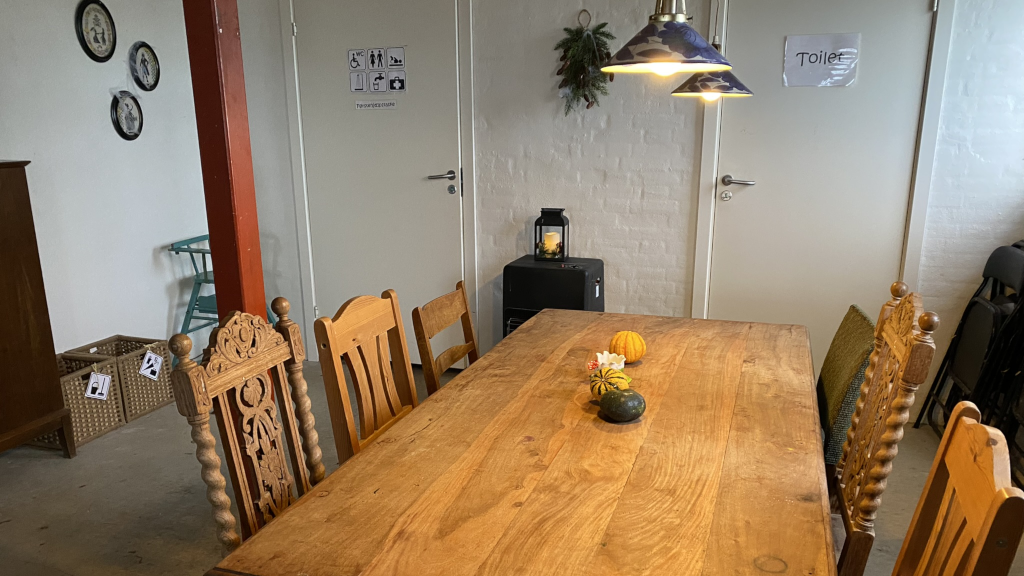 Dining table and entrance to bath and toilet in the Fairytale Room in Eventyrskoven