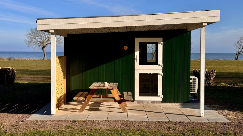 A cabin with a terrace and sea view at Campingpladsen Endelave