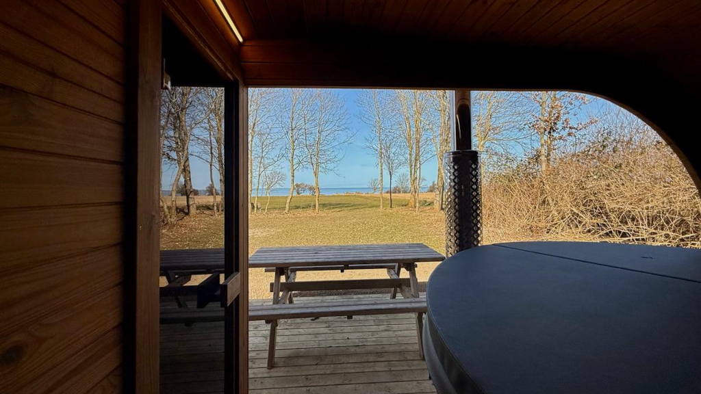 Wilderness bath and sauna with a sea view at Campingpladsen Endelave