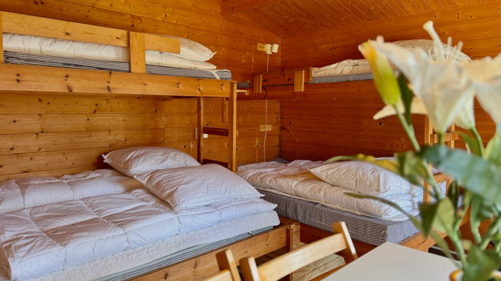 Sleeping arrangements in a 6-person cabin at Campingpladsen Endelave