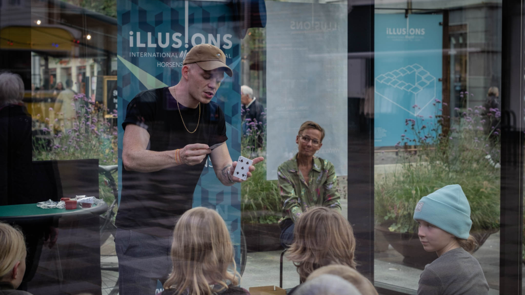 Tryllekunstner laver korttrick i KUBEN i Horsens til festivalen ILLUSIONS
