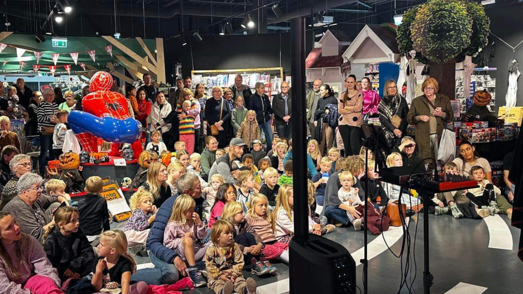 Børn er publikum til trylleshow i Kids Coolshop Horsens