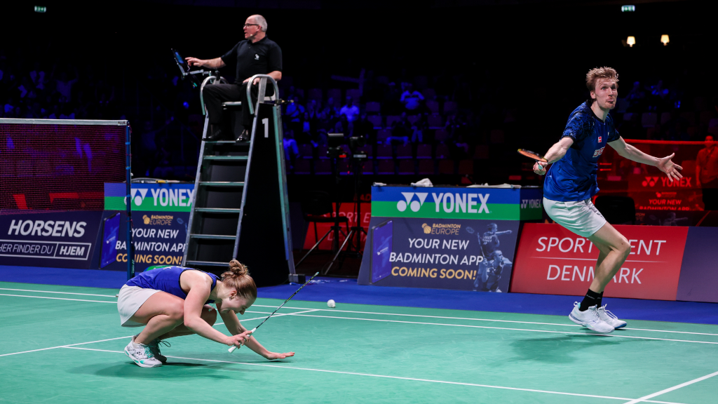 Jesper Toft og Amalie Magelund jubler lige efter finalen i mix double til EM i badminton 2025 i Horsens