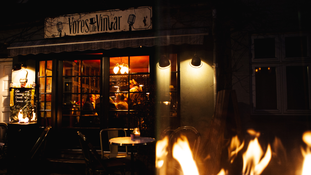 Indgangen til Vores Lille Vinbar set fra Thonbogade en mørk aften