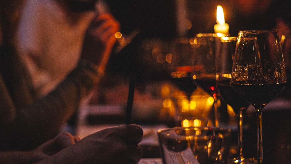 Rødvin i glas ved stearinlys hos Vores Lille Vinbar