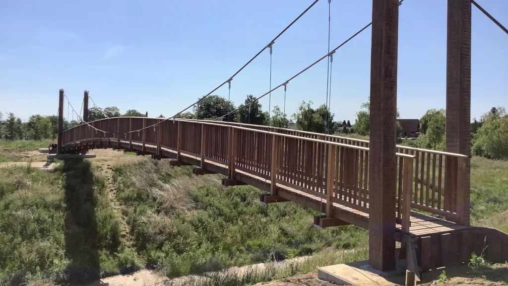 A suspension bridge between two hills in Bakkelunden in Horsens