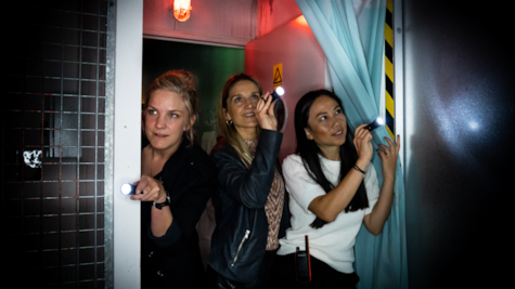 Veninder kigger ind i mørkt rum ved Locked Escape Rooms i Horsens