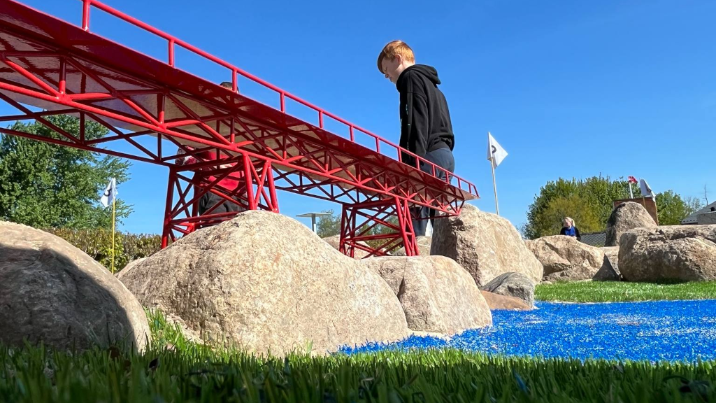 Miniaturmodell der „Wiederentdeckten Brücke“ auf dem Minigolfplatz bei Gudenå Camping