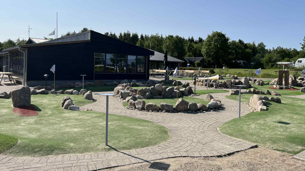 Das Café und der Minigolfplatz bei Gudenå Camping