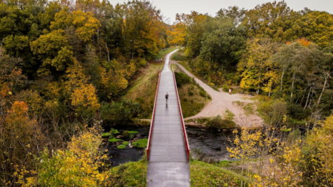 Dronefoto af en Den Genfundne Bro i efteråret