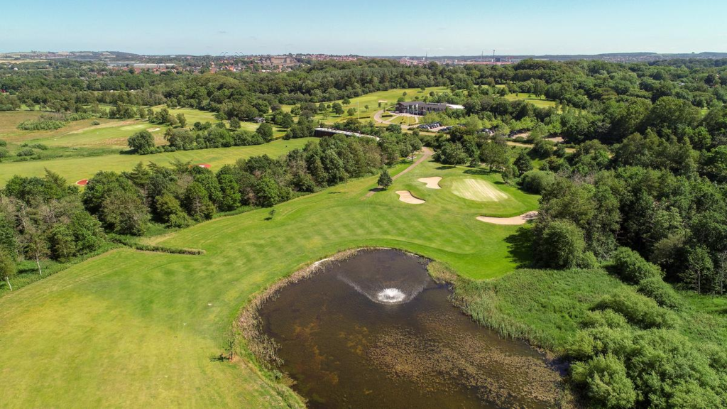 Luftfoto af golfbanerne hos Stensballegaard Golfklub