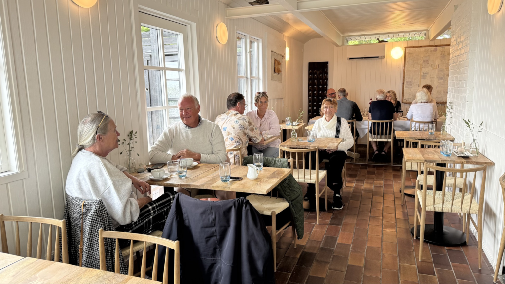 Mange gæster spiser i Restaurant Havblik