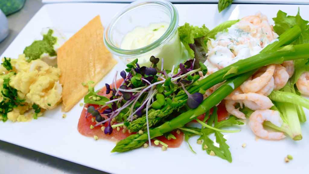 Anretning med rejer, asparges og fisk hos Restaurant Havblik
