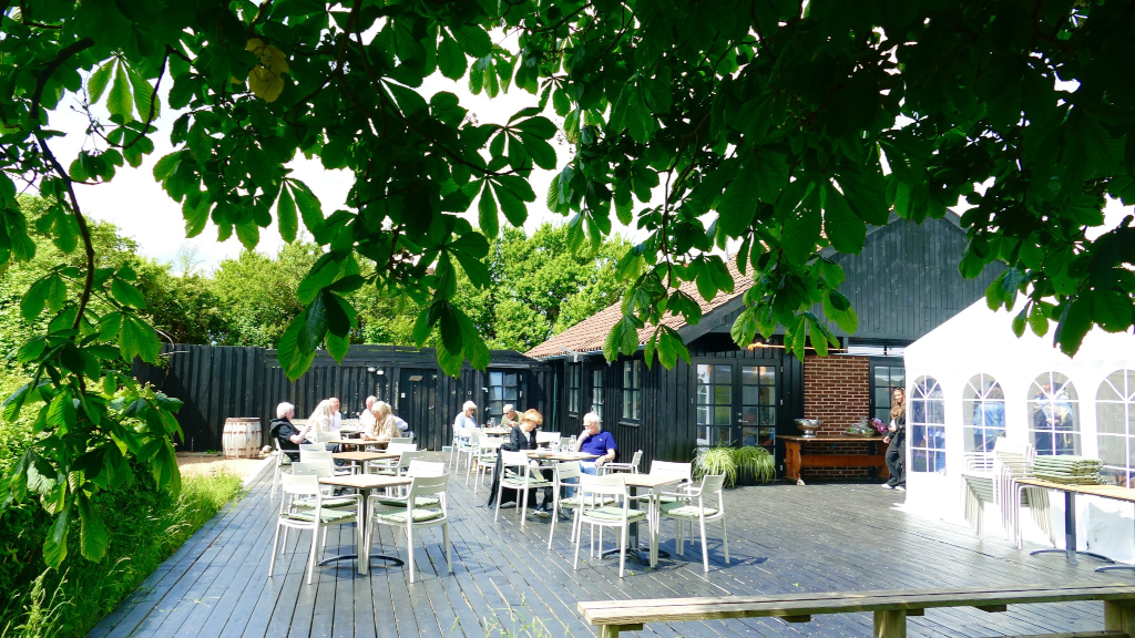 Stor terrasse hos Restaurant Havblik
