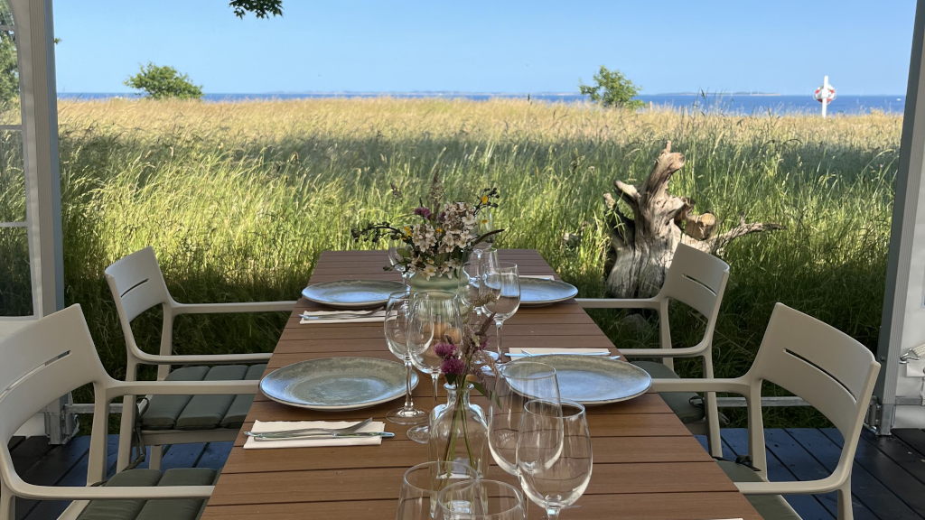 Et opdækket bord med havudsigt hos Restaurant Havblik