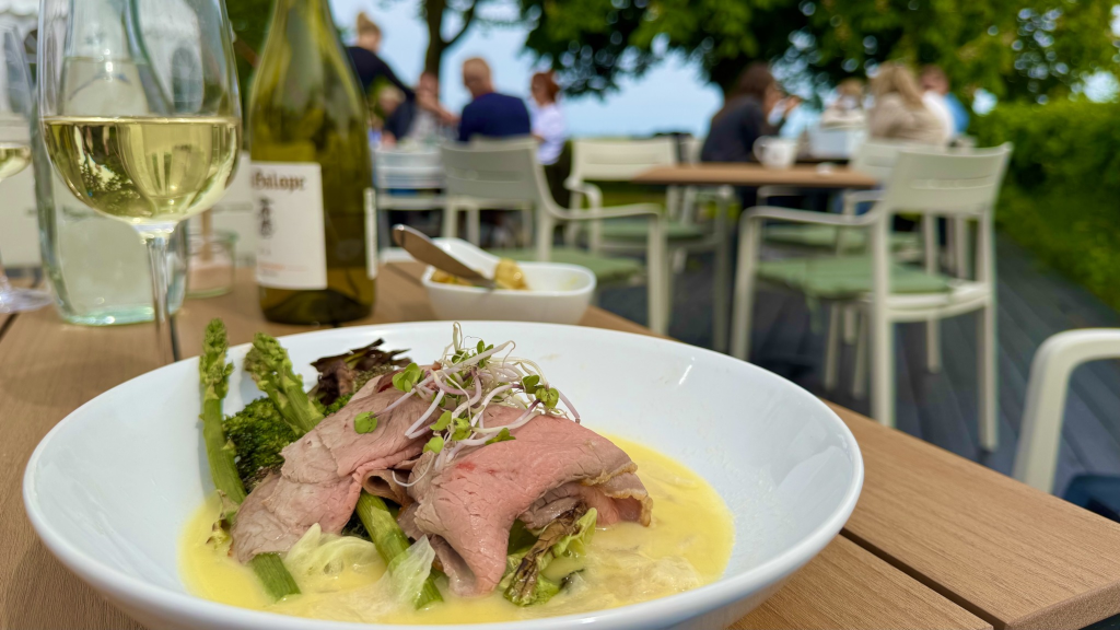 Anretning med oksekød og asparges hos Restaurant Havblik