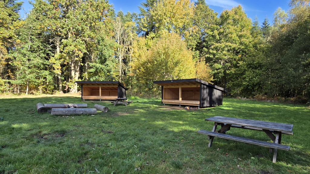 To shelters og to bænkesæt på shelterpladsen i Skablund Skov